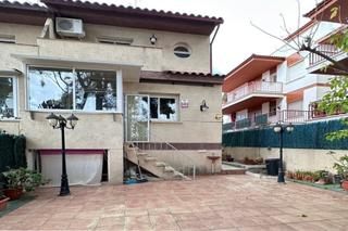 Casa adosada en Catalunya 44. Casa pareada con jardín en segur de calafell  espaciosa, luminos