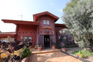 Casa a Banyeres del Penedès. Un refugio de madera entre los árboles de els boscos