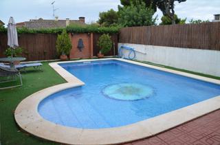 Chalet en Segur de Calafell Nucli Urbà. Vive el encanto de segur de calafell en esta espectacular casa a