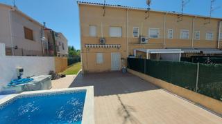 Casa adossada a Segur de Calafell Nucli Urbà. Casa adosada esquinera con piscina privada en pleno centro de se