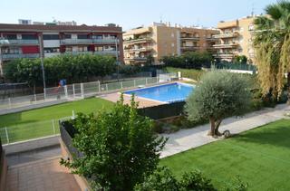 Pis a Prat de Cunit. Espacioso piso con gran terraza, piscina y parking en cunit