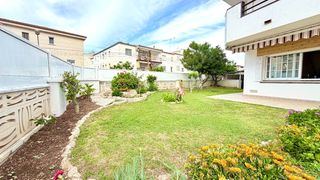 House  Vendrell. Adosada esquinera con jardin, a 250 m de la playa en cunit