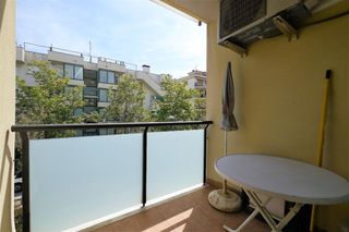 Pis  Rin. Bonito piso con piscina comunitaria