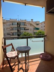 Pis  Rin. Bonito piso con piscina comunitaria