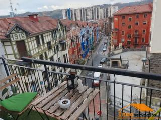 Pis  Somosierra alto plaza. Irala con 3 habitaciones, 1baño y balcón