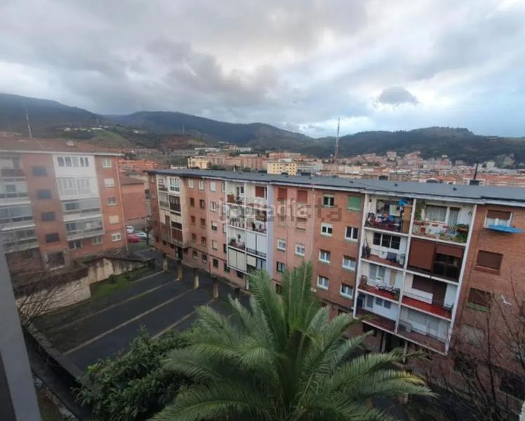 Foto a4b2ce1d-b60f-42f9-9693-d2cc2292a837. Piso irala con 3 habitaciones, 1baño y balcón en Iralabarri Bilbao