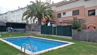 Casa adosada en Olèrdola. Casa adosada con 4 habitaciones con parking, piscina y calefacci