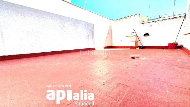 Foto f586a379-0c56-45d8-872f-5c06635d2e71. Casa adossada amb aparcament a Eixample Sabadell
