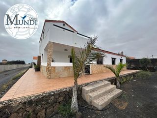 Chalet en Calle majanicho 40. Chalet con 4 viviendas independientes y gran potencial de invers