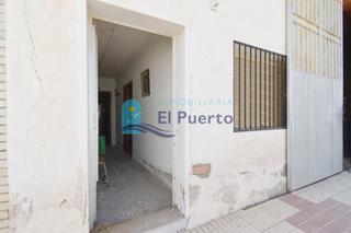 Local Comercial a Las Cánovas - Cuevas de Reyllo. Cochera con patio trasero y apartamento para reformar en cuevas