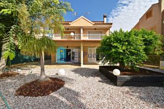 Chalet in Playa Grande-Castellar. Oportunidad única dos dúplex juntos a un paso del mar  ref 350