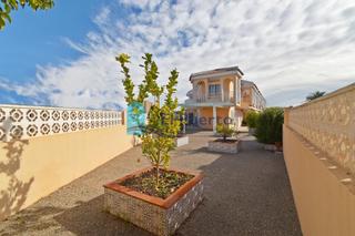 Duplex in Bahia. Dúplex reformado y con amplia parcela en bahía  ref 1365
