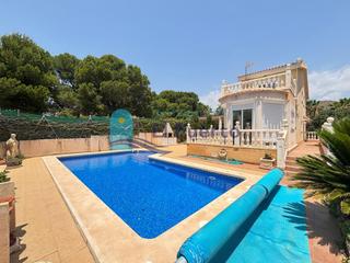 Xalet a Perín. Chalet en segunda línea con piscina privada y vistas al mar a me