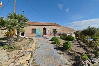 Casa a Perín. Casa de campo con gran parcela, árboles y zona para animales en