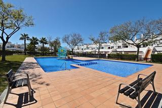 Pis a Condado de Alhama. Planta baja amueblada con terraza, aire acondicionado y piscina
