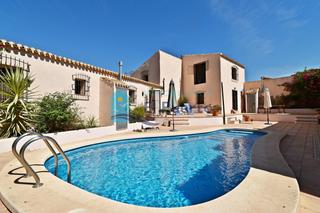 Casa a La Pinilla - Las Palas. A la venta 2 preciosas casas independientes con piscina y más de