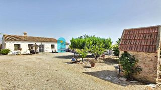 Maison à Totana. Casa de campo con piscina y más de 31.000 m2 de parcela en raigu