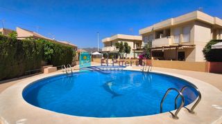 Zweistöckige Wohnung in Bahia. Dúplex en esquina con piscina y aparcamiento privado en bahía  r