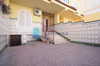 Dúplex en Pescadores. Amplio duplex con terraza y sotano a pocos metros de la playa y