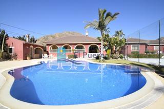 Chalet en Los Puertos. Precioso chalet con piscina y pista deportiva.  ref 2124