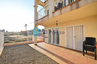 Apartment in El Alamillo. Estupendo apartamento en planta baja frente al mar con amplia pa