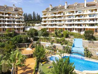 Apartament  N/a. Dúplex de dos dormitorios cerca de puerto banús con vistas al ma