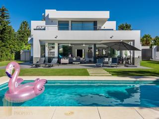 Casa  N/a. Moderna villa de 4 dormitorios cerca de la playa