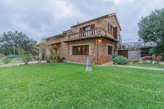 Chalet in 0. Se vende casa con piscina de 3 dormitorios en son reus, palma