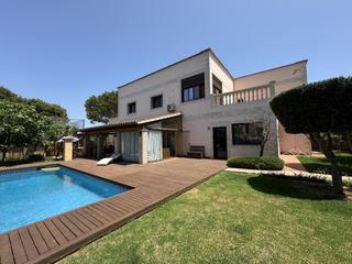 Xalet a 0. Espacio chalet de estilo tradicional con jardín y piscina  el to