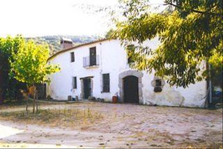 Mas à Sant Iscle de Vallalta. Masia a prop del poble