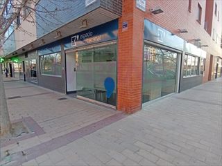 Miete Büro in Rosales del Canal. Local, se alquilan oficinas. junto parada del autobús 41 y lanza