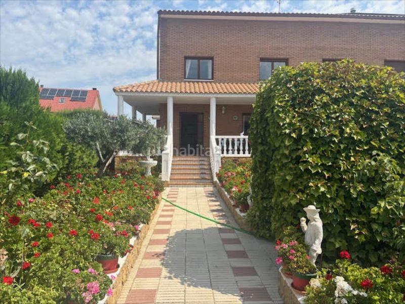 Foto 5ab1d531-6138-4913-9172-44cf9065b78d. Casa aparellada a Montecanal Zaragoza