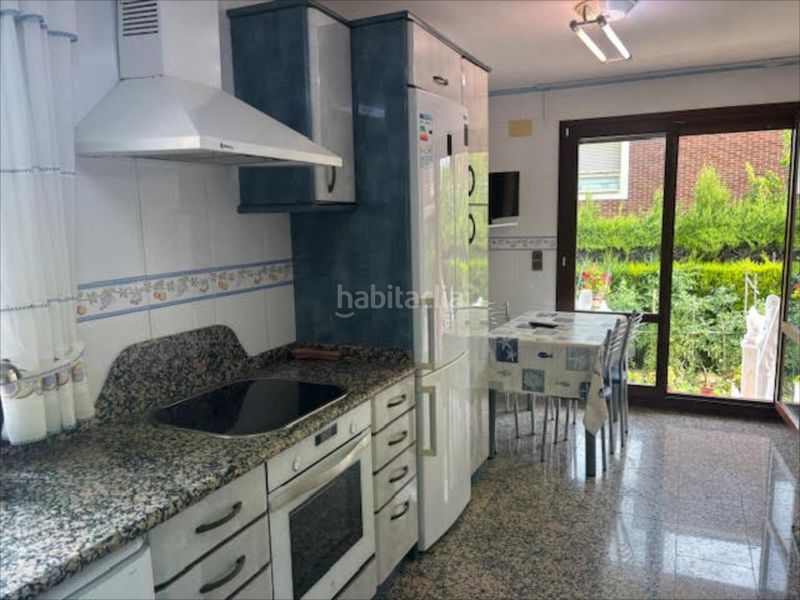 Foto b4d41437-3d3c-46b8-8288-e21a868e5e36. Casa aparellada a Montecanal Zaragoza