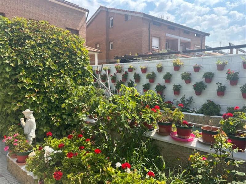 Foto a9384d80-9857-40a1-97a8-cea6b7c98502. Casa aparellada a Montecanal Zaragoza