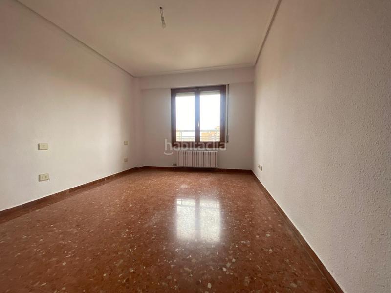 Foto b7f4fc56-3044-4122-9f96-dc34def5dd7d. Alquiler piso gomez laguna. urbanización con piscina y zonas comunitarias. planta alta, muy luminoso.gastos de comunidad incluidos en el precio. en Zaragoza