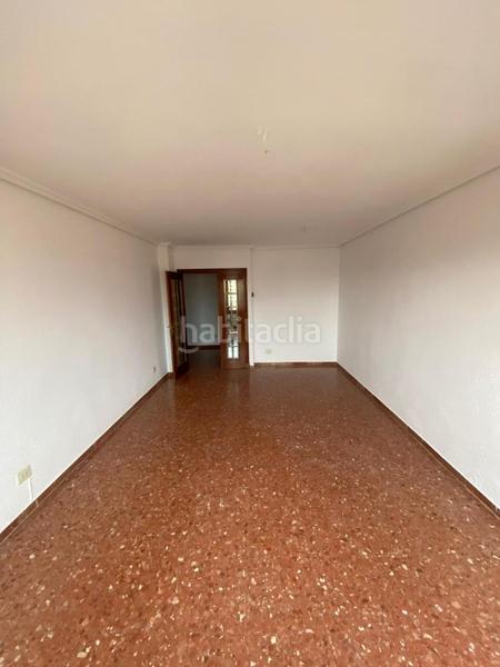 Foto c95d2519-c687-454a-9975-b349036974ac. Alquiler piso gomez laguna. urbanización con piscina y zonas comunitarias. planta alta, muy luminoso.gastos de comunidad incluidos en el precio. en Zaragoza