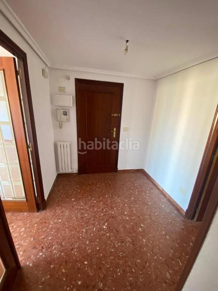 Foto e0a6e74e-04dd-4547-a1fe-df10b91f9473. Alquiler piso gomez laguna. urbanización con piscina y zonas comunitarias. planta alta, muy luminoso.gastos de comunidad incluidos en el precio. en Zaragoza