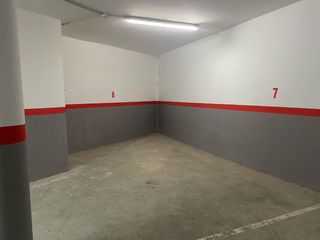 Miete Autoparkplatz in Pau casals  2. Alquiler plaza garaje para motos
