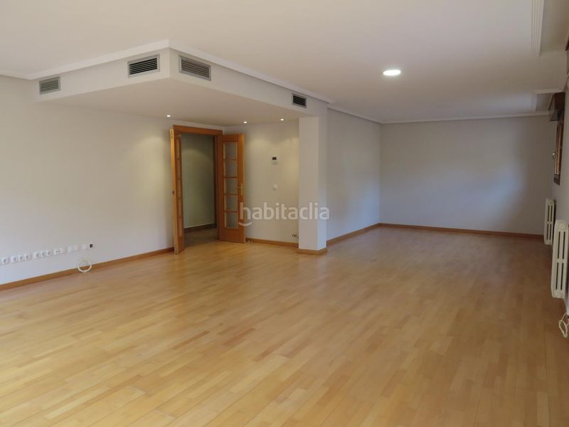 Foto 136e52e4-3df6-4eb8-936a-96e7bcb486d1. Casa aparellada amb piscina a Montecanal Zaragoza