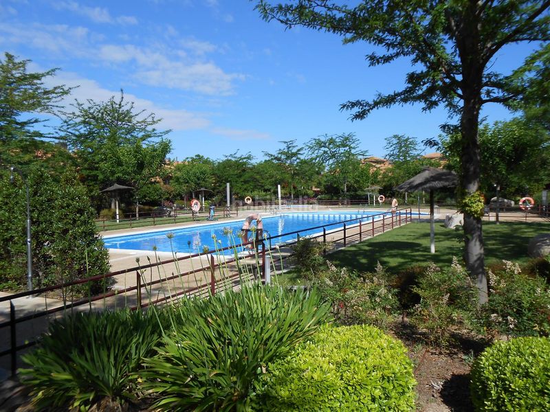 Foto 58f73aae-1c08-4153-be0c-8a52ecf922e1. Casa aparellada amb piscina a Montecanal Zaragoza