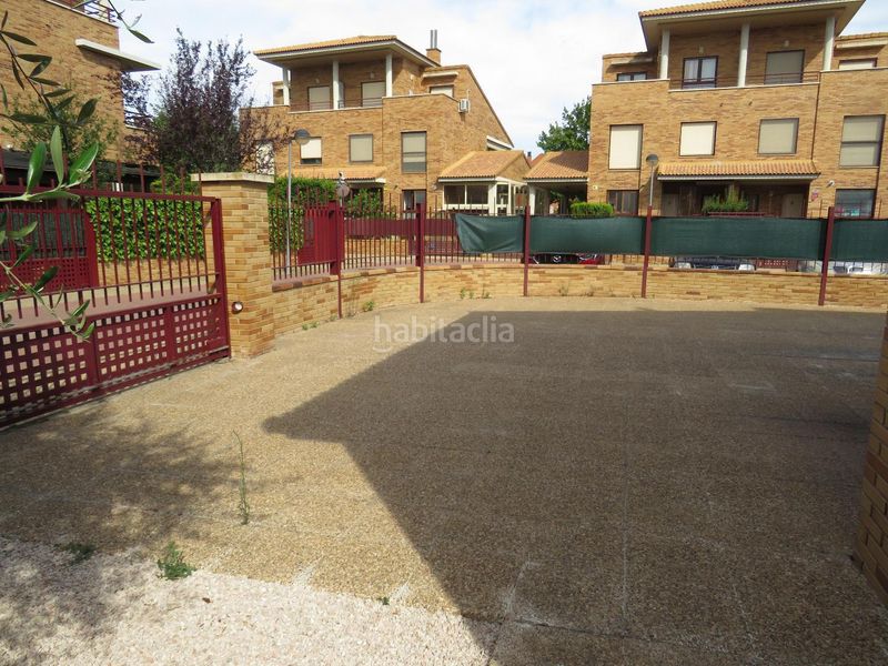 Foto 7085b37a-2c4b-48a3-af9b-f4a0284560da. Casa aparellada amb piscina a Montecanal Zaragoza