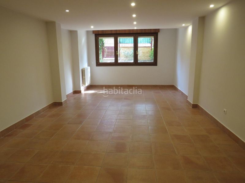 Foto 9ab42fbf-4ed6-4013-a9c1-5f928e0d55c4. Casa aparellada amb piscina a Montecanal Zaragoza