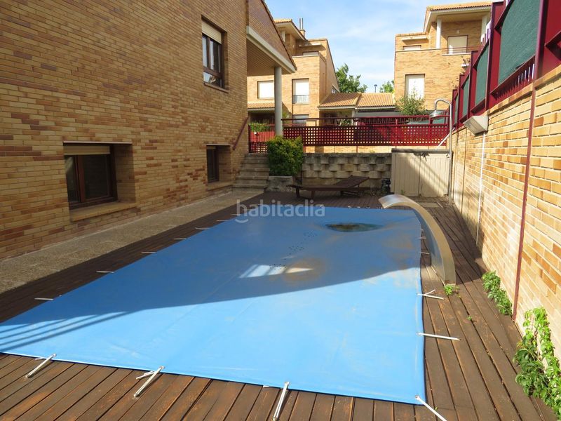 Foto a127d4f7-e048-4343-9af3-8e27c6f987ac. Casa aparellada amb piscina a Montecanal Zaragoza