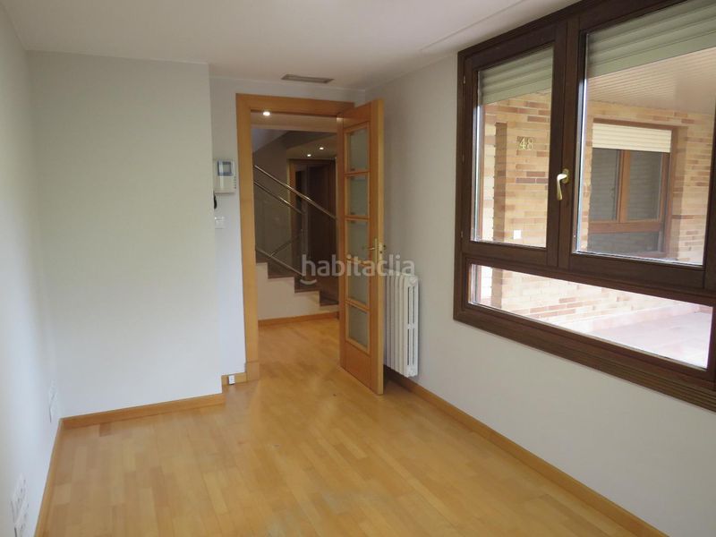 Foto af299b89-a488-4c35-9092-a364ce430fec. Casa aparellada amb piscina a Montecanal Zaragoza