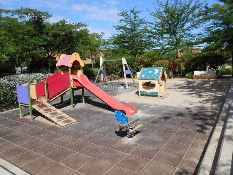 Foto ed3e80f4-8915-4de2-a76b-3812665cd38d. Casa aparellada amb piscina a Montecanal Zaragoza