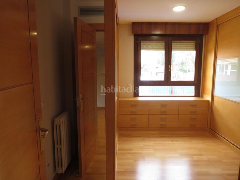 Foto f66d2ed9-3fe6-41c7-896e-48795f86669d. Casa aparellada amb piscina a Montecanal Zaragoza