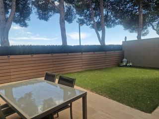 Casa adossada a Montecanal. Urbanización con piscina comunitaria en montecanal