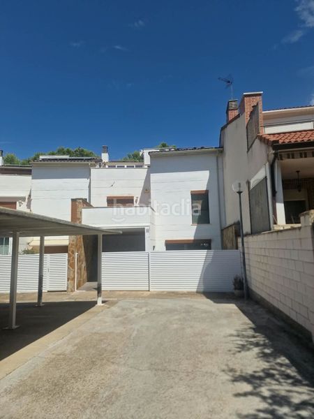 Foto d35be5db-3eef-4a5a-9029-13e9b1bd310d. Casa adossada amb piscina a Montecanal Zaragoza