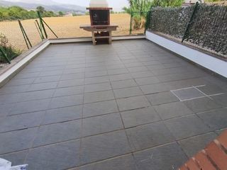 Casa aparellada  Carrer de cardona. Casa,nova, terrassas,pati ,jardi,vistes,........................