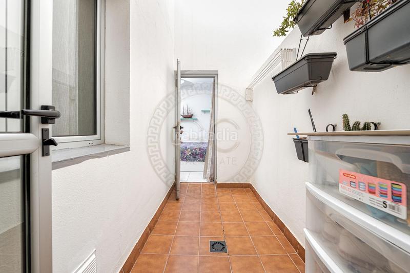 Foto 4e9636f9-b2cc-481a-b44f-e3b40913aa9c. Piso entrar a vivir piso completamente reformado con plaza de garaje y trastero en vecindario en Santa Lucía de Tirajana